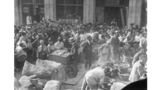 Um 1916, Abgabe verbilligter Kartoffeln an Minderbemittelte an der Uraniastrasse in der Altstadt